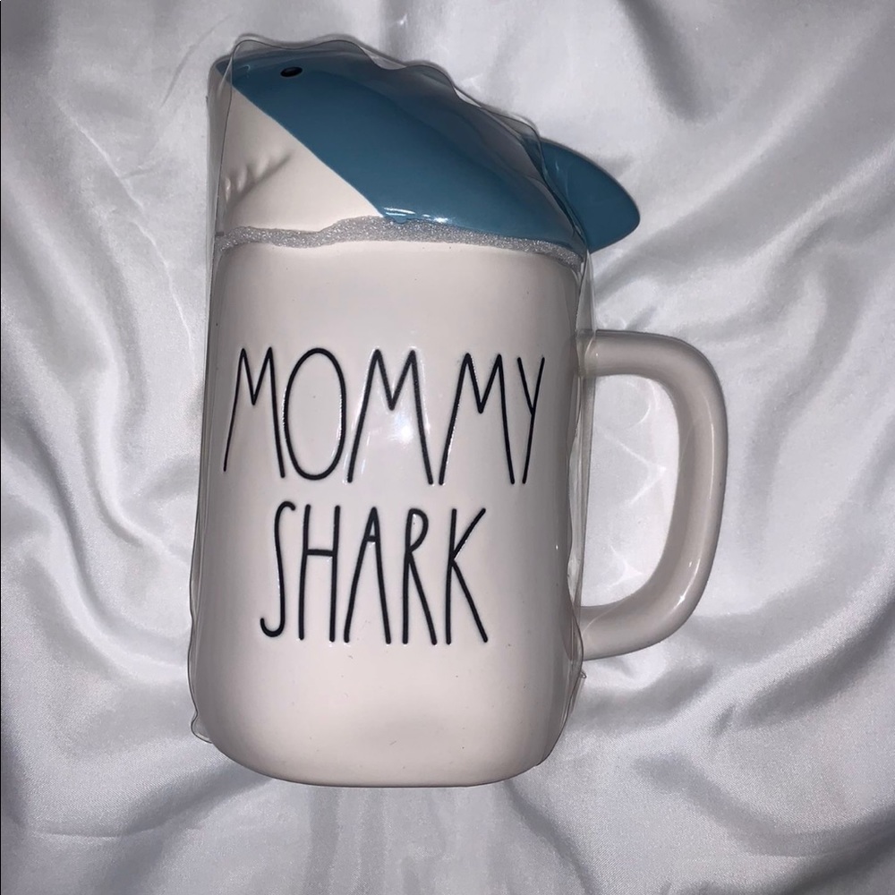 Rae Dunn Mommy Shark mug w/topper